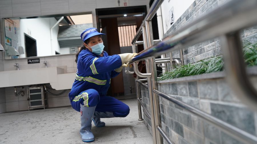 1611917989787473sGn8.jpg 城廂環(huán)衛(wèi)所公測清潔員姚葉霞在進(jìn)行保潔作業(yè)1.JPG