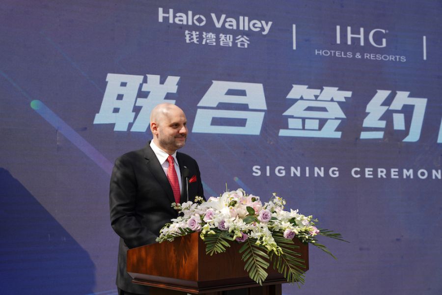 洲際華東區運營副總裁Benjamin Zahn發言介紹洲際酒店及holiday inn情況.JPG