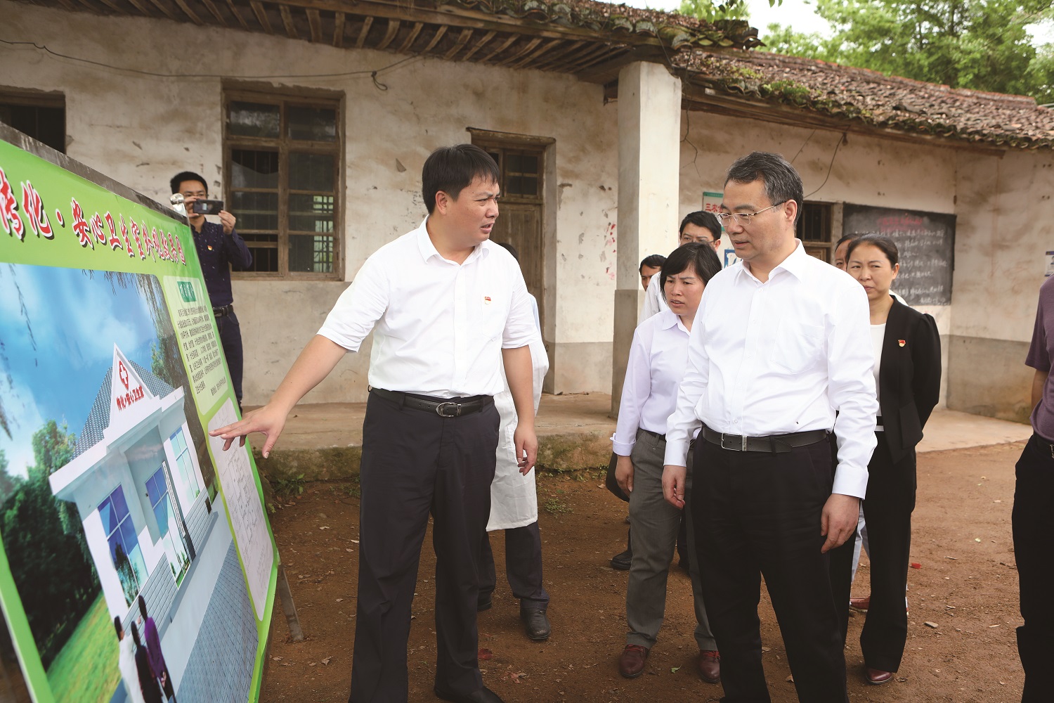 16399634136307014Rel.jpg 脫貧攻堅(jiān),董事長(zhǎng)進(jìn)村入戶了解需求.jpg