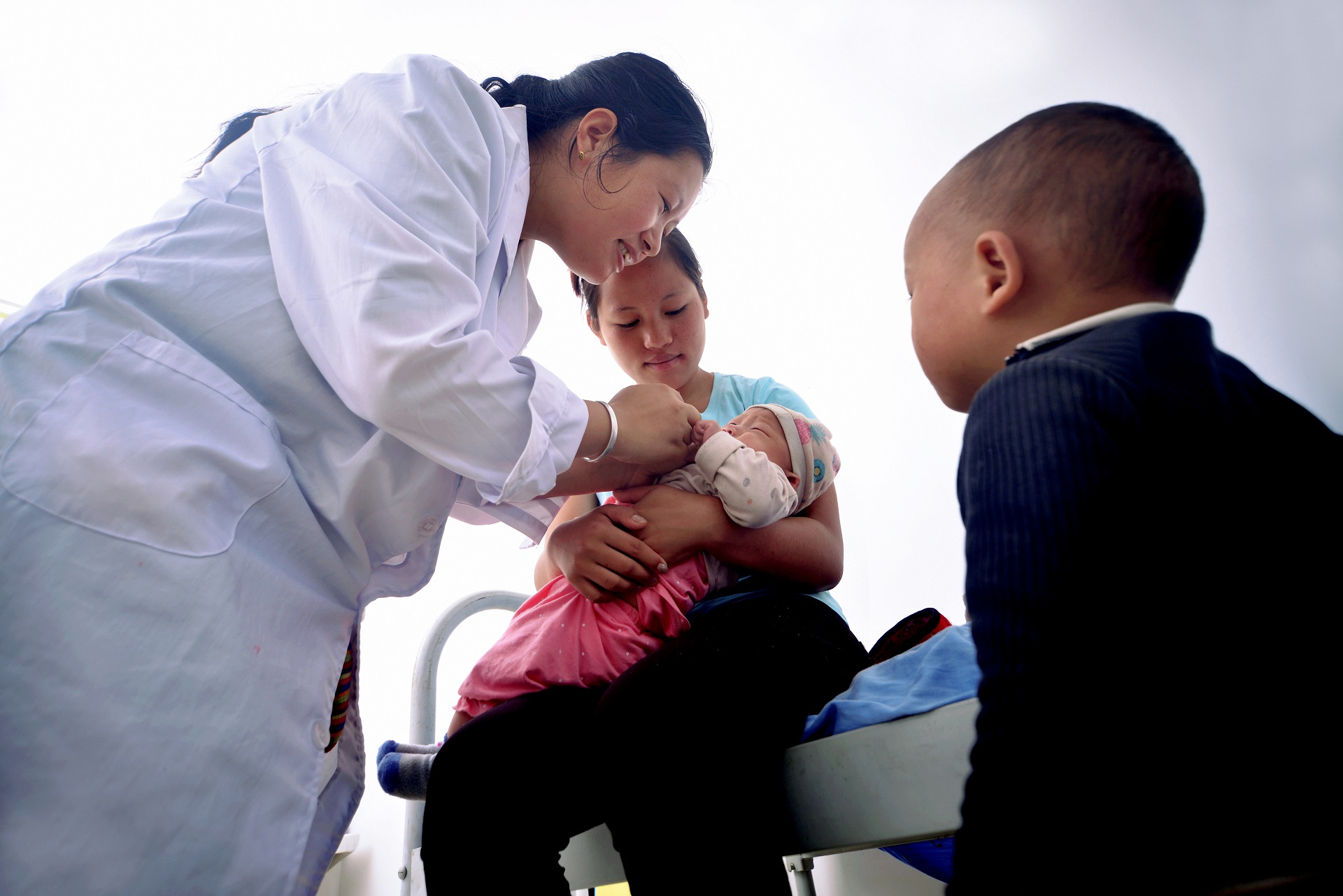 1642059145553874jZ8c.jpg 村醫在傳化安心衛生室里看病.jpg